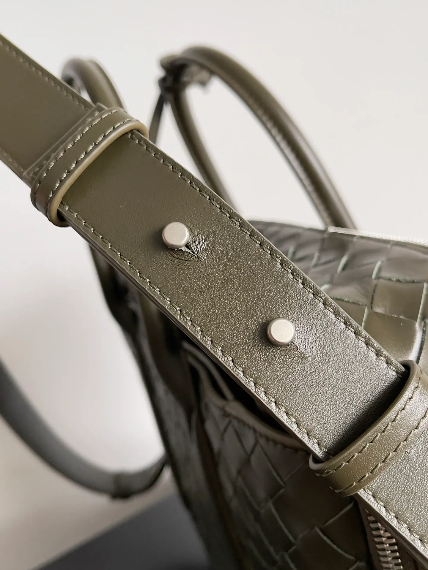 Batch 2720 Have you ever seen a briefcase that can be carried on your back? [Wit][Wit] BOTTEGA VENETA men's GETAWAY large briefcase. The practicality of being able to be carried on the back is indeed one of its major selling points. The design of the shoulder straps will not feel cumbersome even if worn for a long time. Whether it is a business meeting or daily diligence, you can do it with ease. Style number: 766361 Size: 39*28.5*8cm